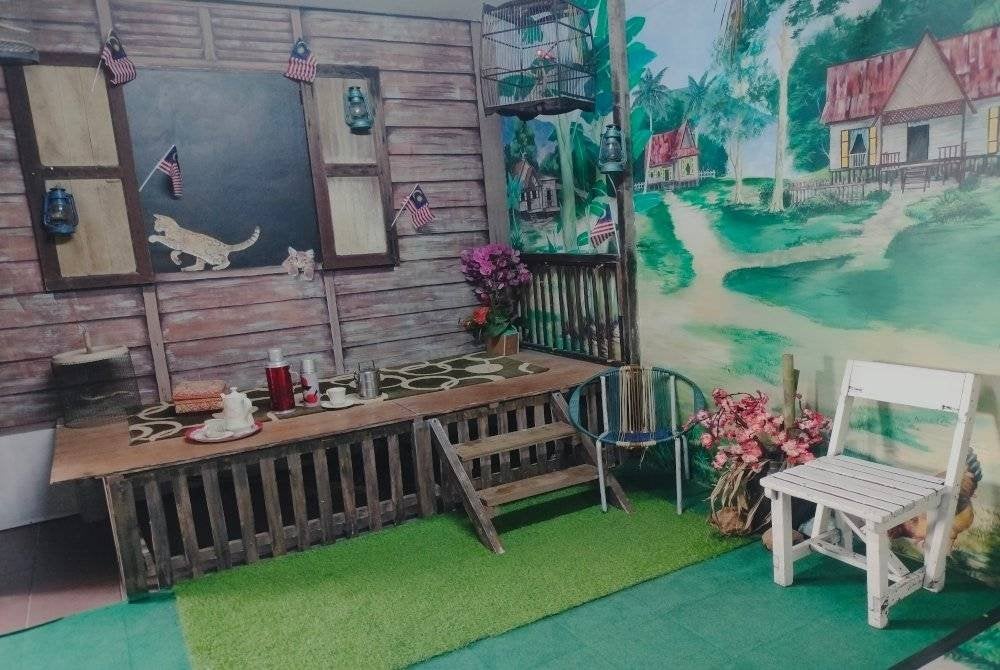 Lukisan mural rumah di Kampung Palembang di sebuah banglo di Kampung Melayu, Kluang.