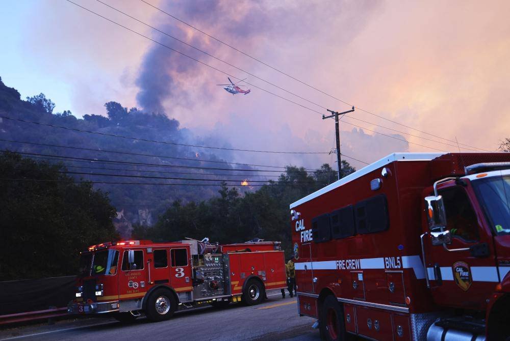 Anggota bomba berusaha memadamkan kebakaran di kawasan pergunungan sekitar Topanga, California. AFP