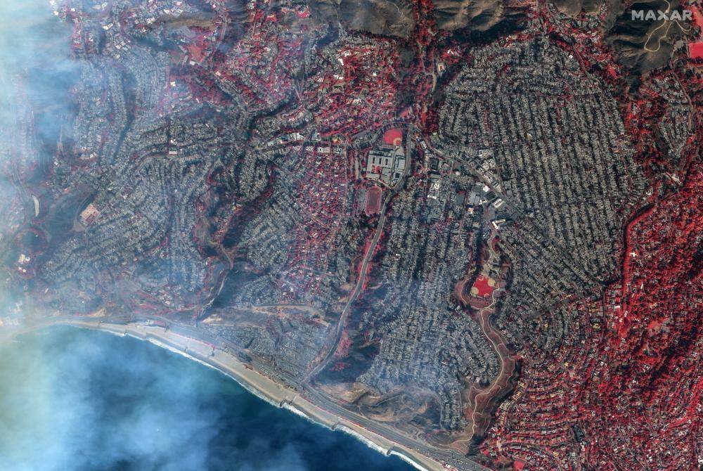 Gambar satelit menunjukkan kediaman di Pacifiic Palisades, kejiaranan di Los Angeles yang dijilat api akibat kebakaran sejak Rabu lalu. AFP