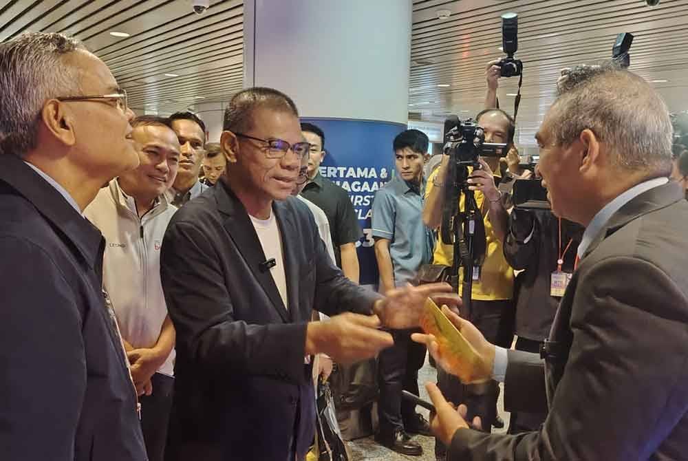 Saifuddin ketika Sesi Tinjauan Gate Kod QR Myborderpass dan Sistem Smart Q di Lapangan Terbang Antarabangsa Kuala Lumpur (KLIA) Terminal 1, Sepang pada Sabtu.