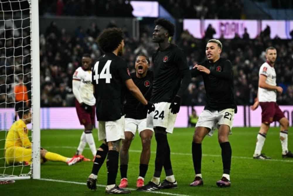 Onana menyamakan kedudukan buat Villa di Villa Park. Foto Agensi