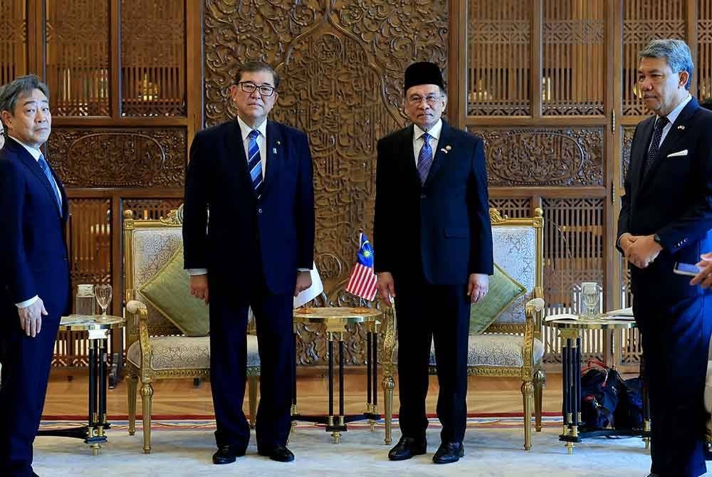 Anwar (dua, kanan) mengadakan pertemuan dua hala bersama Shigeru Ishiba (tiga, kanan) di bangunan Perdana Putra, Putrajaya pada Jumaat. Turut sama Menteri Luar Datuk Seri Mohamad Hasan (kanan).