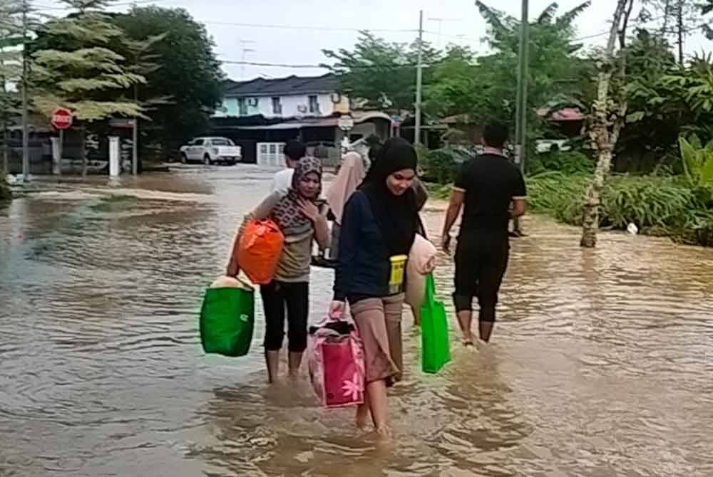 Penduduk berpindah dari Taman Aman ke PPS berhampiran susulan kediaman mereka dinaiki air.