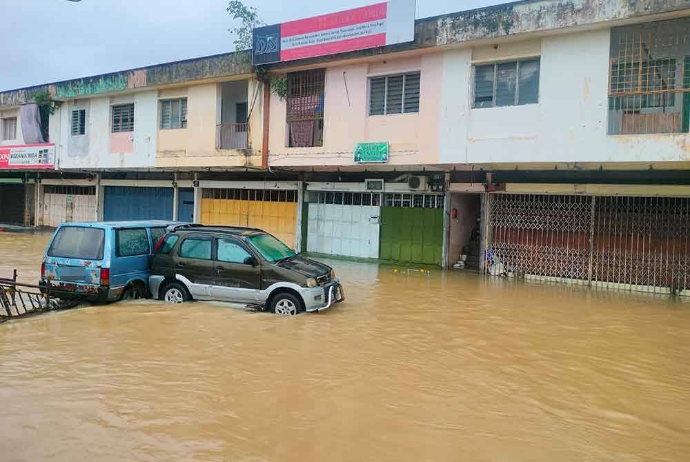 Keadaan banjir di sekitar Taman Aman Kota Tinggi.