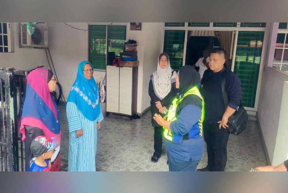 Siti Nor Salawati (dua kanan) semasa menziarahi keluarga mangsa di Taman Tunku Tabor, Jalan Gangsa, Alor Setar pada Sabtu.
