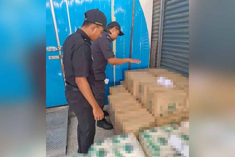 Pegawai KPDN Perak menemui kotak-kotak tepung gandum dan gula yang disimpan tanpa lesen di sebuah premis di Seri Manjung. Foto ihsan KPDN Perak