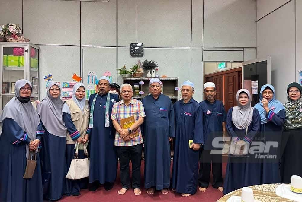 Hussamuddin (lima dari kiri) yang hadir pada Konvensyen Rumah Ngaji PRNNK pada Sabtu. Foto SINAR HARIAN-ADILA SHARINNI WAHID.