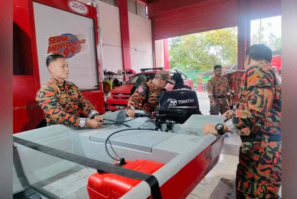 Anggota Balai Bomba dan Penyelamat Kota Tinggi bersiap sedia bersama aset untuk melakukan operasi menyelamat mangsa banjir.