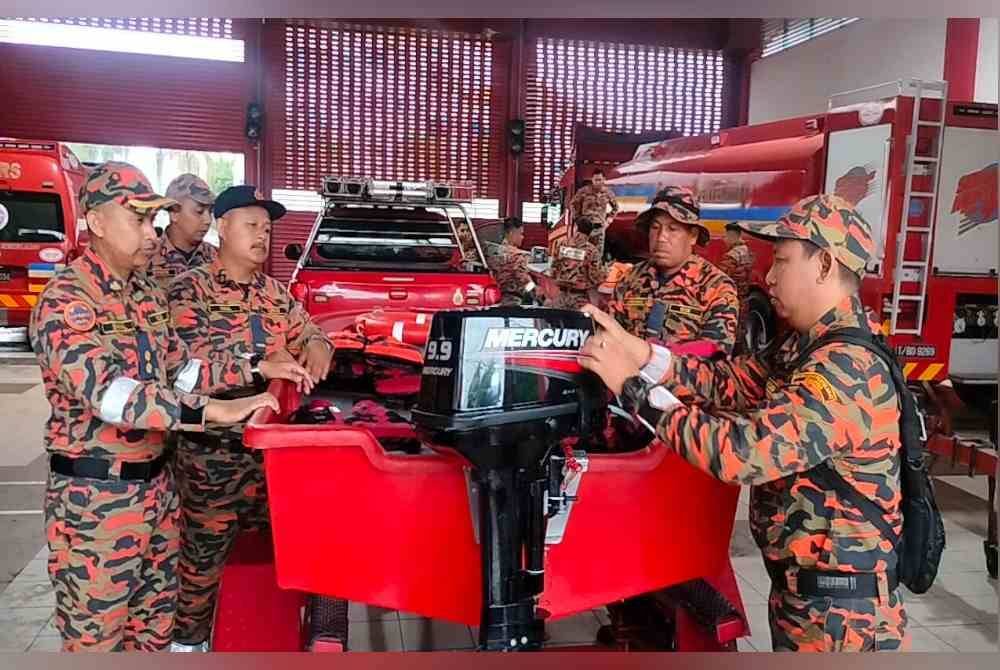 Anggota Balai Bomba dan Penyelamat Kota Tinggi bersiap sedia bersama aset untuk melakukan operasi menyelamat mangsa banjir.