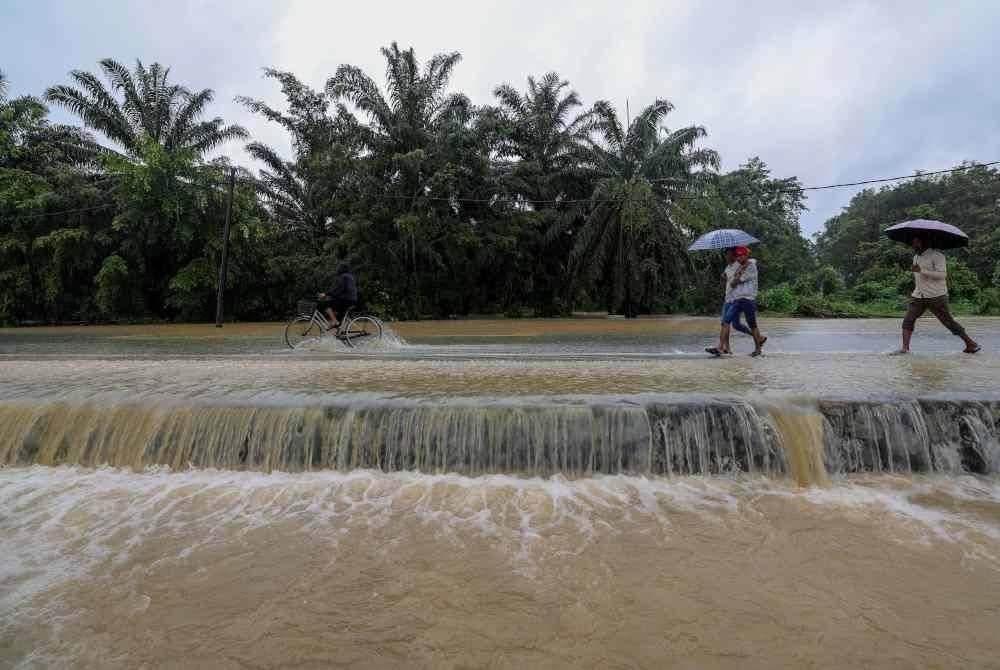 Keadaan jalan yang dinaiki air di sekitar Taman Mawai, Kota Tinggi berikutan hujan berterusan sejak Jumaat. Foto Bernama