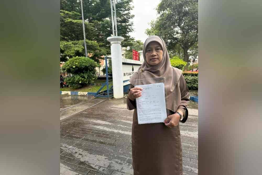 Nor Azrina menunjukkan laporan polis yang dibuat terhadap Khairy.