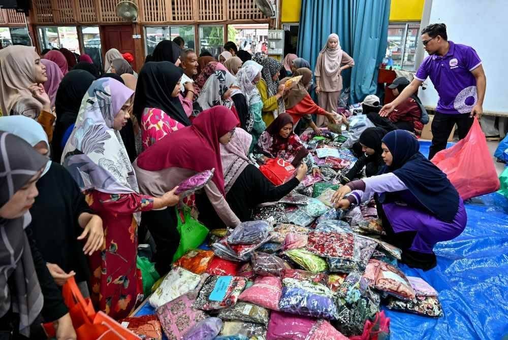 Program 'Pasor Percuma Ganu Kite!' kali ke 35 di Sekolah Kebangsaan Mengabang Telipot, dapat membantu meringankan beban mangsa banjir. Foto Bernama