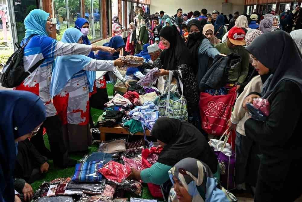 ‘Pasor Percuma Ganu Kite!’ merupakan anjuran kali ke-35 diadakan sejak 2018 dengan dibanjiri kira-kira 2,000 pengunjung yang hadir bagi mendapatkan barangan secara percuma. Foto Bernama