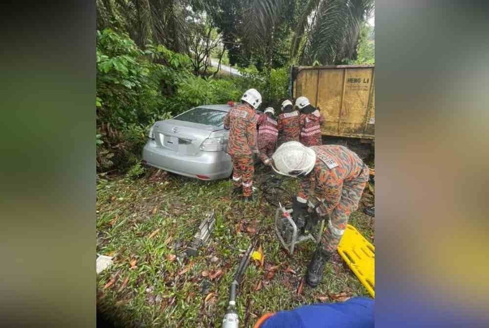Anggota bomba melakukan operasi menyelamat bagi di lokasi kemalangan di Jalan Batu 3, Kota Tinggi pada Sabtu. Foto JBPM