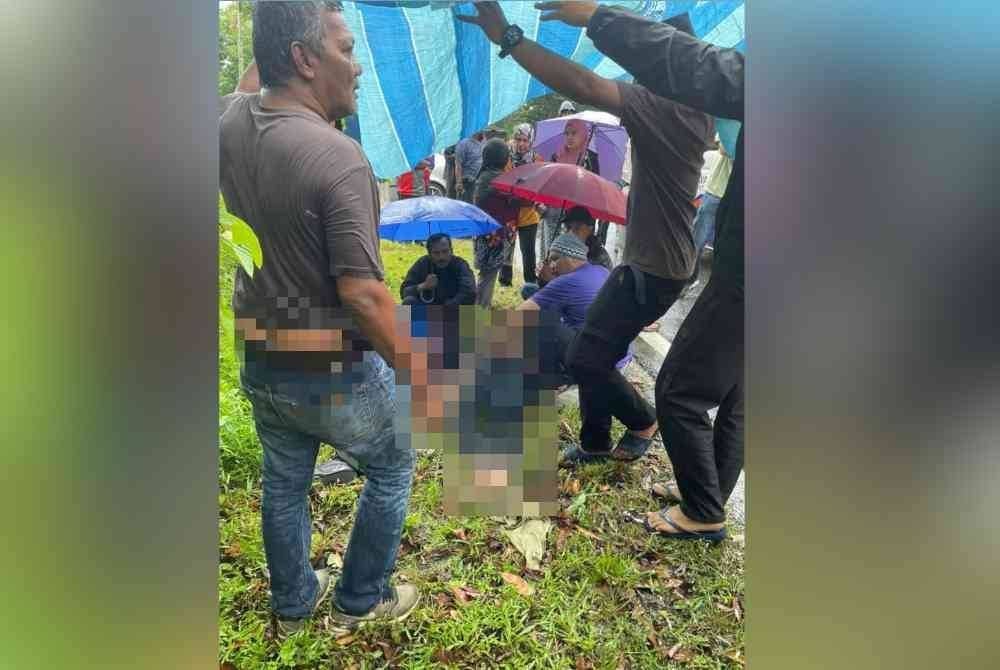 Anggota bomba melakukan operasi menyelamat bagi di lokasi kemalangan di Jalan Batu 3, Kota Tinggi pada Sabtu. Foto JBPM