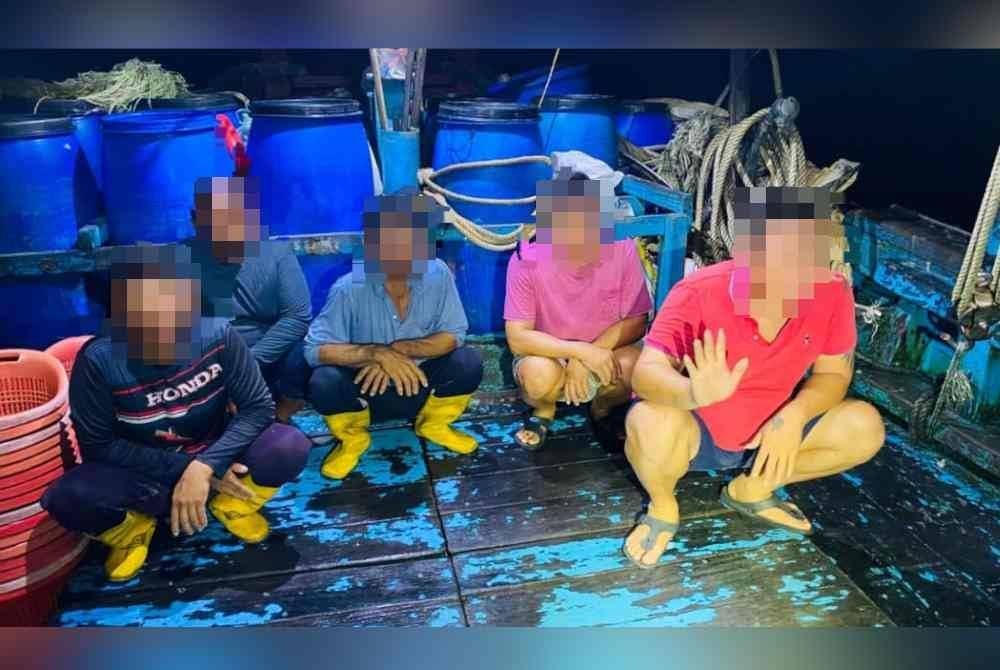 Maritim Selangor menahan nelayan bersama dua bot secara berasingan pada Jumaat.