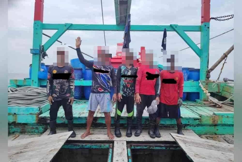 Maritim Selangor menahan nelayan bersama dua bot secara berasingan, pada Jumaat.