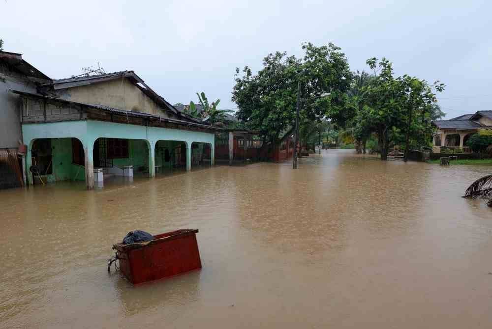 Keadaan rumah yang dinaiki air akibat banjir di Kampung Paya Kenangan berikutan hujan berterusan sejak semalam ketika tinjauan Bernama, pada Sabtu. Foto Bernama