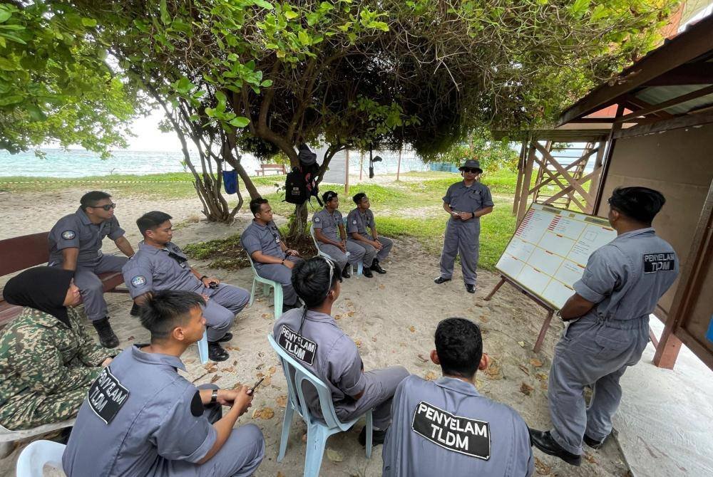 Pasukan penyelam ranjau Tentera Laut Diraja Malaysia (TLDM) ketika mendengar taklimat operasi memusahkan bom berkenaan. Foto Facebook Tentera Laut Diraja Malaysia