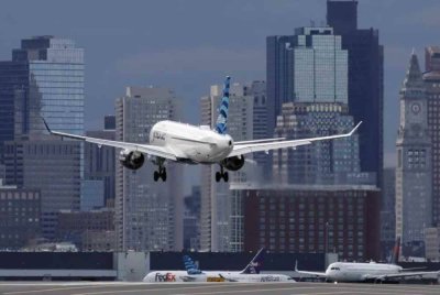 Tindakannya telah mengaktifkan gelongsor kecemasan pada pesawat penerbangan 161 dari Boston ke San Juan. - Foto Agensi