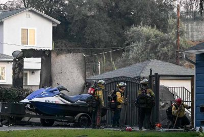 Anggota bomba berjalan di sekitar kawasan perumahan di Altadena, California yang terjejas akibat kebakaran hutan. Foto AFP