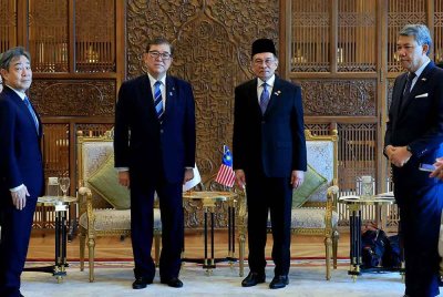 Anwar (dua, kanan) mengadakan pertemuan dua hala bersama Shigeru Ishiba (tiga, kanan) di bangunan Perdana Putra, Putrajaya pada Jumaat. Turut sama Menteri Luar Datuk Seri Mohamad Hasan (kanan).