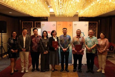 Nizran (tiga dari kanan) bersama rakan-rakan strategik ITC.