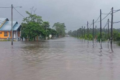 Jalan Tanjung Sedili di Kampung Gembut yang ditutup kepada semua kenderaan. Foto JKR Kota Tinggi