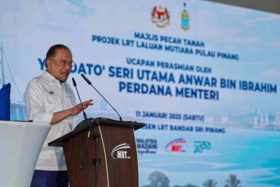 Anwar menyampaikan ucapan pada majlis perasmian pecah tanah projek pembinaan LRT Laluan Mutiara Pulau Pinang di Tapak Projek Bandar Sri Pinang pada Sabtu. Foto Bernama