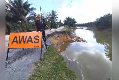 Yahya menunjukkan keadaan laluan menghubungkan Kampung Baru Seberang Binjai dengan Kampung Guntung Luar di Setiu yang makin terjejas disebabkan masalah hakisan tebing sungai.