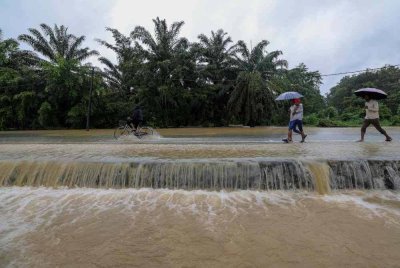 Keadaan jalan yang dinaiki air di sekitar Taman Mawai, Kota Tinggi berikutan hujan berterusan sejak Jumaat. Foto Bernama