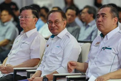 Anwar (tengah) hadir bagi menyempurnakan perasmian pecah tanah projek pembinaan LRT Laluan Mutiara Pulau Pinang di Tapak Projek Bandar Sri Pinang pada Sabtu. Turut hadir Anthony (kanan) dan Kon Yeow (kiri). Foto Bernama