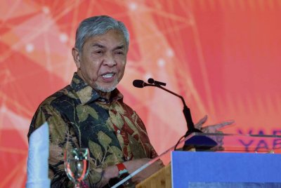 Timbalan Perdana Menteri, Datuk Seri Dr Ahmad Zahid Hamidi berucap ketika menghadiri Karnival Kerjaya Myfuturejobs Bagan Datuk di Dewan Serbaguna Dato Haji Abdullah Ahmad Hutan Melintang, pada Sabtu. Foto Bernama