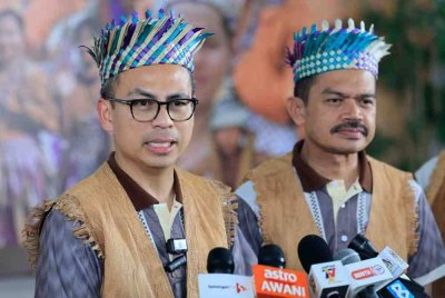 Menteri Komunikasi, Fahmi Fadzil bercakap pada sidang media semasa hadir pada Majlis Perasmian Kampung Angkat Madani Kementerian Komunikasi di Kampung Orang Asli Kelinsing, Sepang, pada Sabtu. Foto Bernama