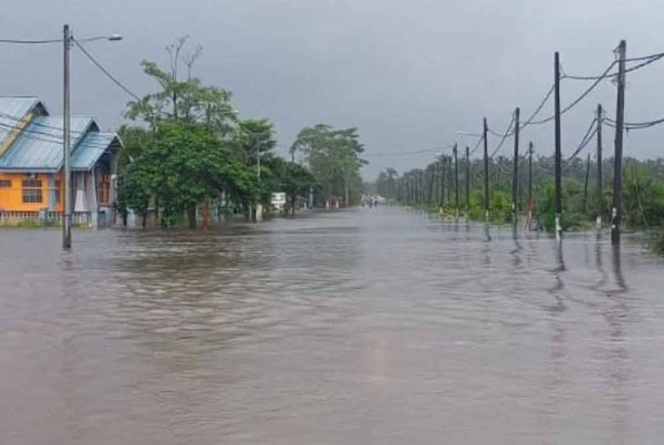 Jalan Tanjung Sedili di Kampung Gembut yang ditutup kepada semua kenderaan. Foto JKR Kota Tinggi
