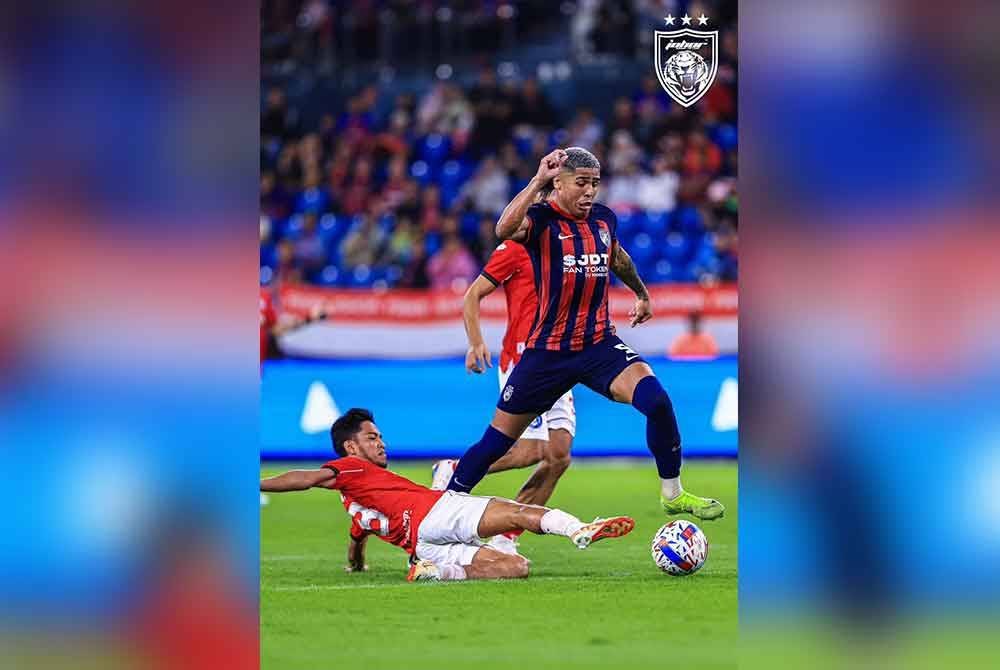 Pemain JDT, Bergson da Silva melepas kawalan pemain Sabah FC, pada perlawanan berkenaan. Foto FB Johor Southern Tigers