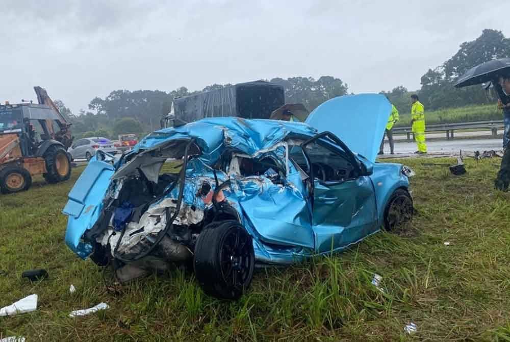 Kenderaan salah satu kenderaan yang terlibat dalam kemalangan berkenaan. Foto ihsan JBPM
