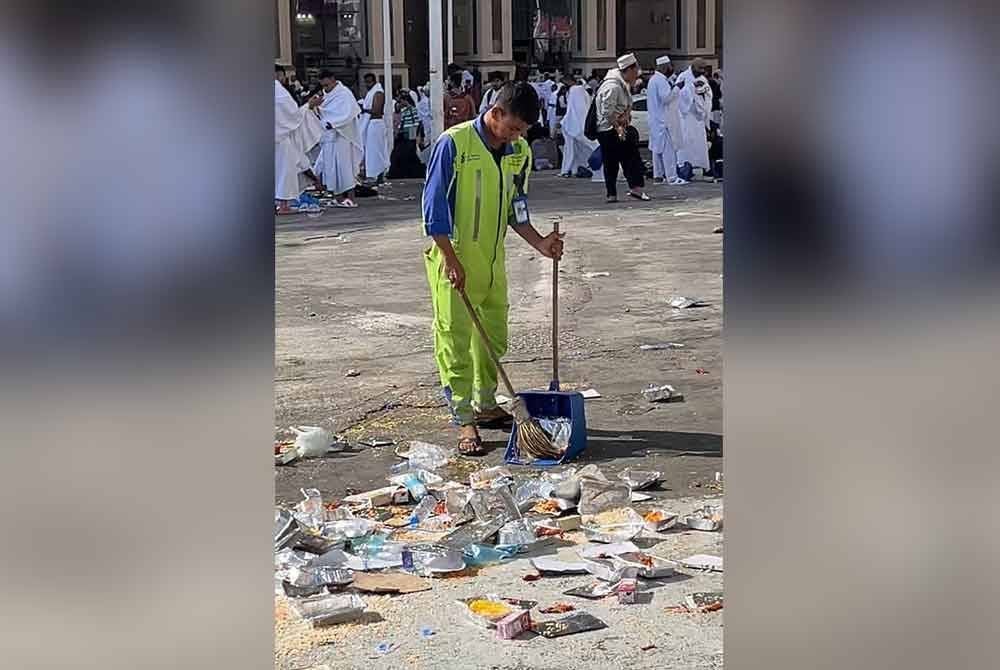 Pekerja membersihkan bungkusan dan sisa nasi yang bertaburan di jalan sekitar kawasan Masjidil Haram.