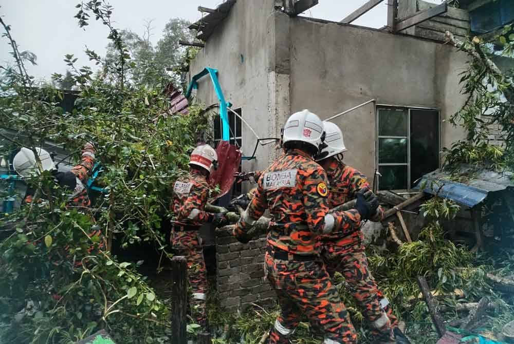 Kesemua insiden itu menyebabkan kerosakan terhadap struktur rumah. Foto JBPM