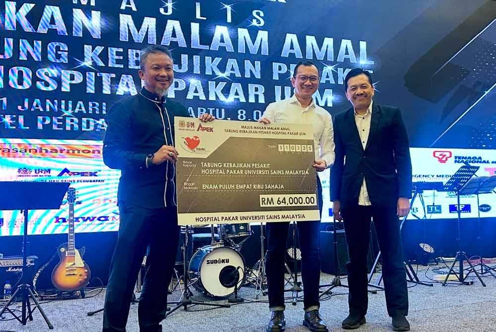 Simbolik penerimaan replika cek kutipan Tabung Kebajikan Pesakit HPUSM pada Sabtu.
