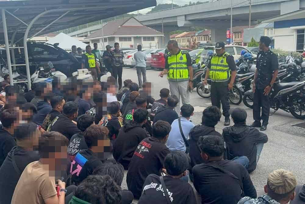 Kesemua mereka yang ditahan berusia antara 15 hingga 30 tahun dibawa ke Balai Polis Bayan Lepas untuk dokumentasi dan pemeriksaan lanjut.