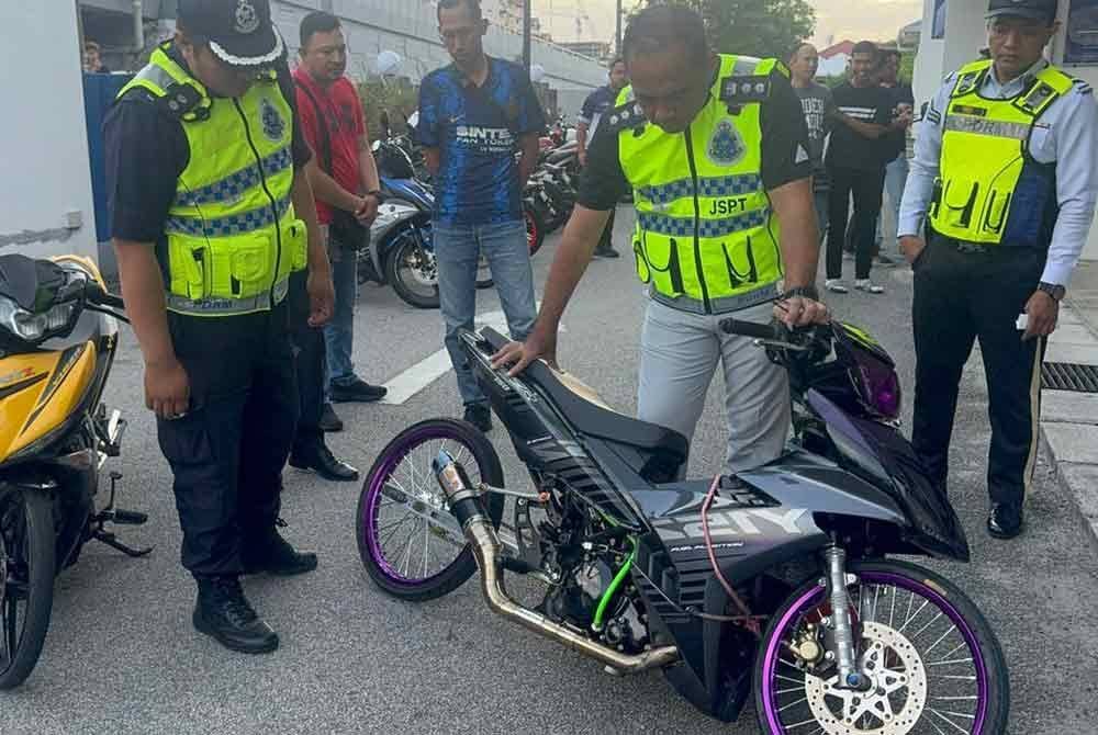 Antara motosikal yang disita disebabkan modifikasi terlampau selain tidak mematuhi spesifikasi dibenarkan.