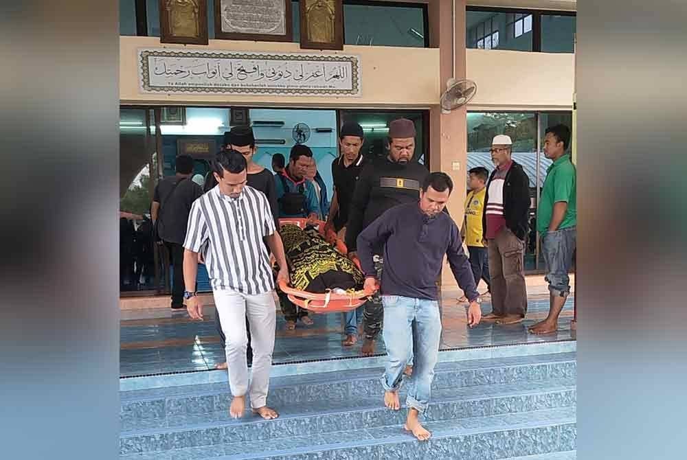 Jenazah salah seorang mangsa ketika dibawa keluar dari masjid untuk dibawa ke tanah perkuburan