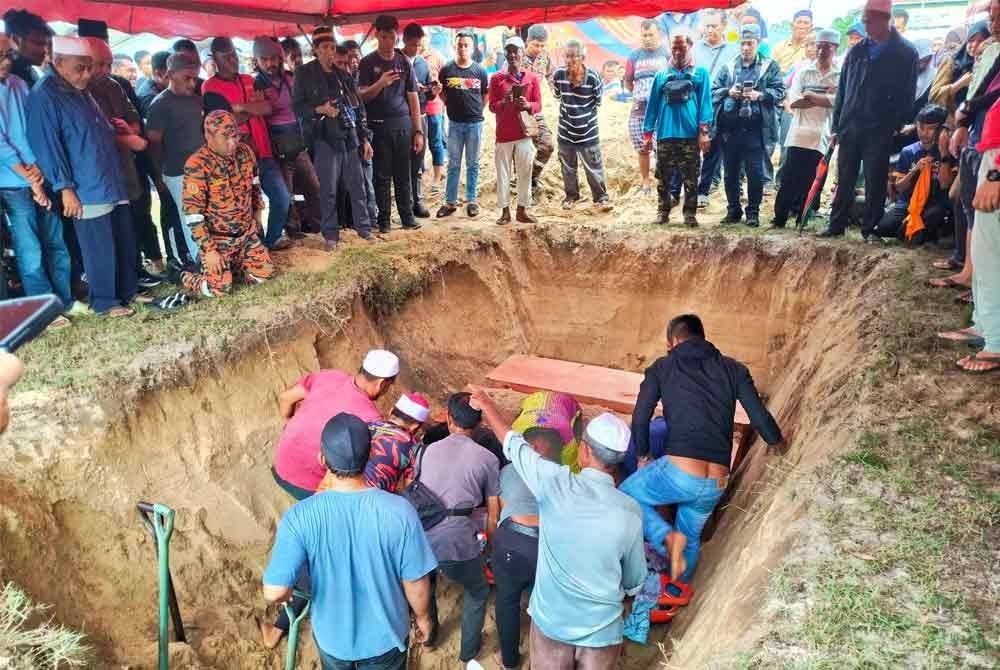 Jenazah lima sekeluarga yang terkorban dalam kemalangan di Jalan Nenasi-Rompin berhampiran Kampung Sembayan, Nenasi selamat dikebumikan dalam satu liang lahad di Tanah Perkuburan Islam Nenasi Pantai di sini pada Ahad.