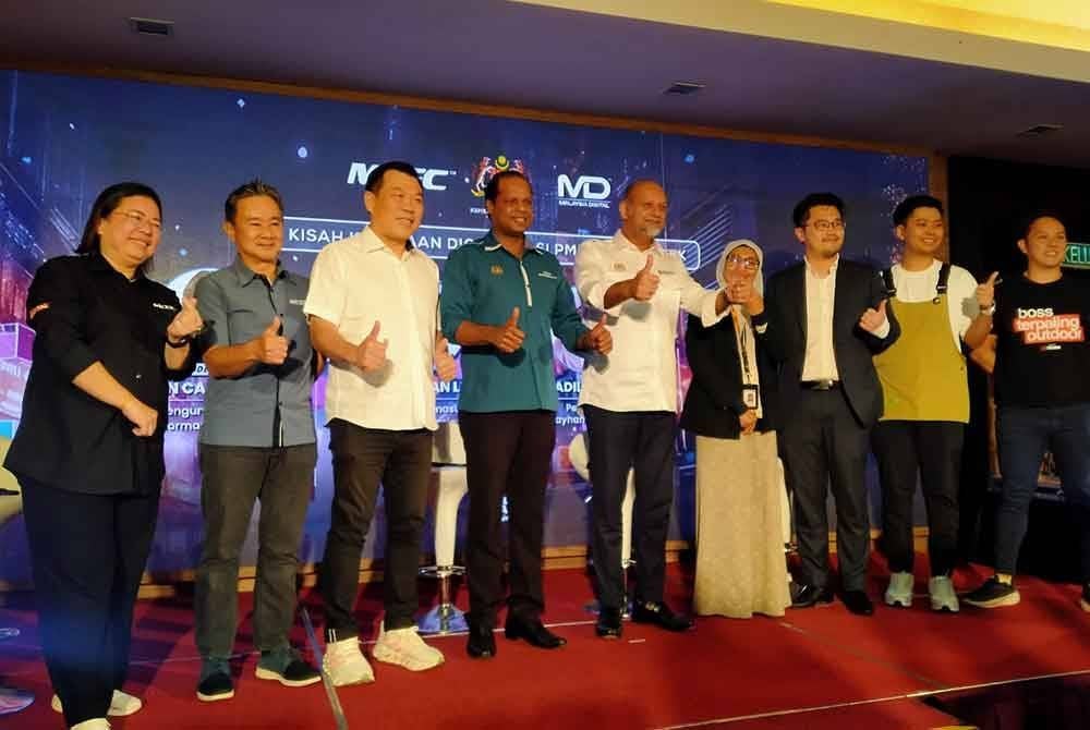 Gobind (tengah) bersama tetamu jemputan ketika hadir ke Program Jelajah Malaysia Digital @ Perak di sebuah hotel di Ipoh pada Ahad.