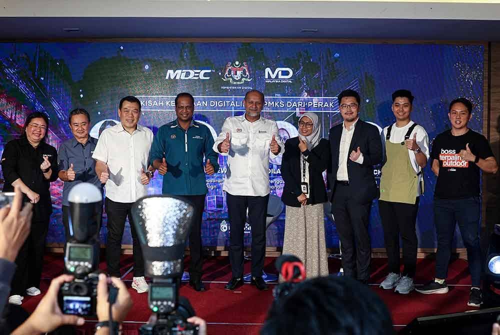 Gobind (tengah) bergambar bersama para panel dan moderator pada Jelajah Malaysia Digital @ Perak di sebuah hotel, di Ipoh pada Ahad. - Bernama