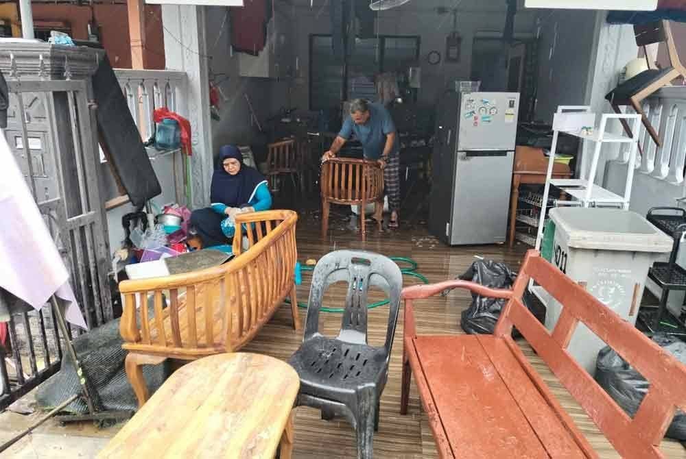 Penduduk sibuk membersihkan rumah masing-masing selepas dibenarkan pulang seketika pada Ahad.