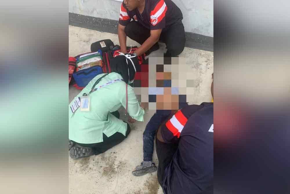 Kanak-kanak terbabit diberi rawatan awal sebelum dihantar ke Hospital Jasin l.