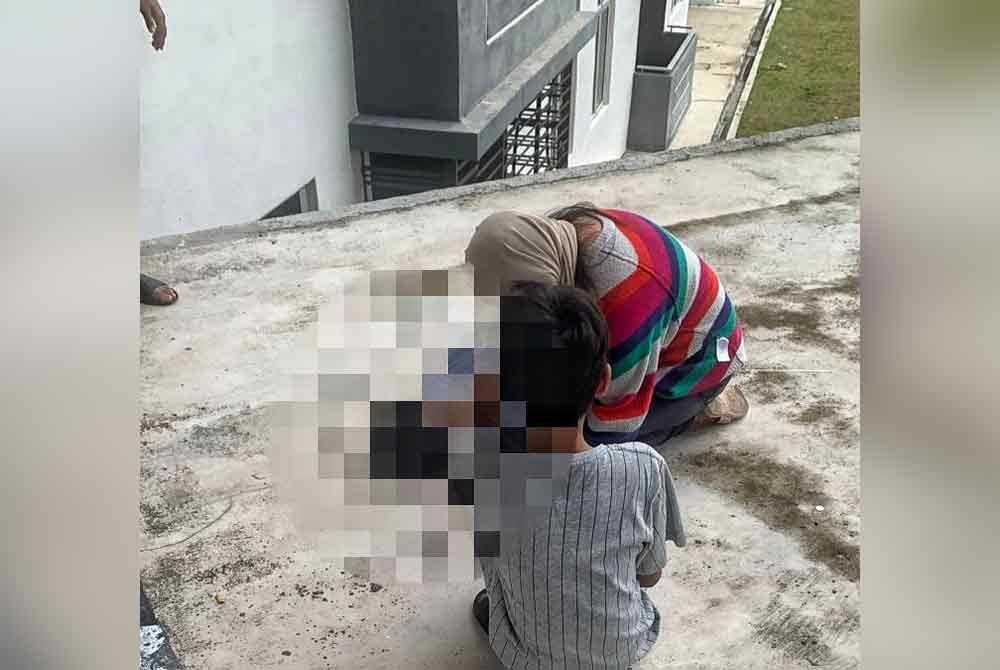 Seorang kanak-kanak lelaki terjatuh dari tingkat lima sebuah pangsapuri di Jasin Bestari pada petang Sabtu.