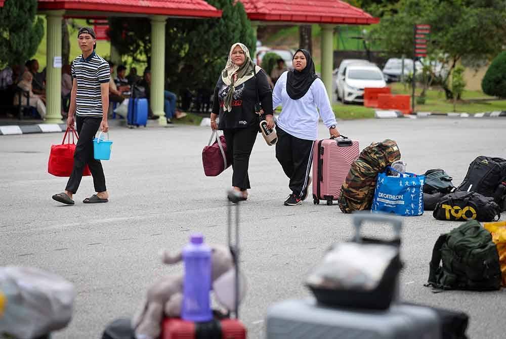 Pelatih diiringi ahli keluarga hadir memberikan sokongan pada sesi pendaftaran bagi mengikuti PLKN 3.0 siri 1/2025 di Kem Rejimen 515 Askar Wataniah pada Ahad.